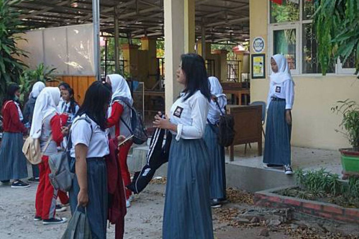 Setelah 10 hari berduka akibat gempa, siswa-siswi di Kota Palu mulai datangi sekolahnya