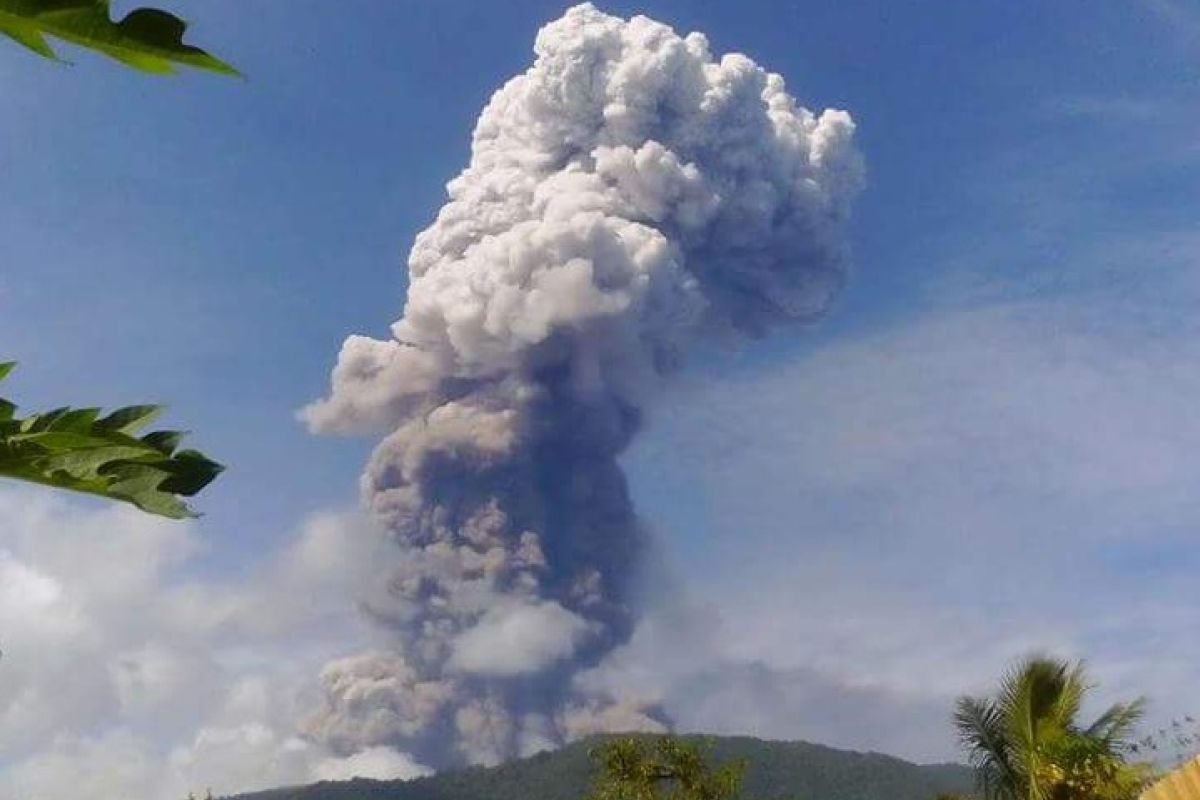 Gunung Soputan di Minahasa Meletus Tiga Kali