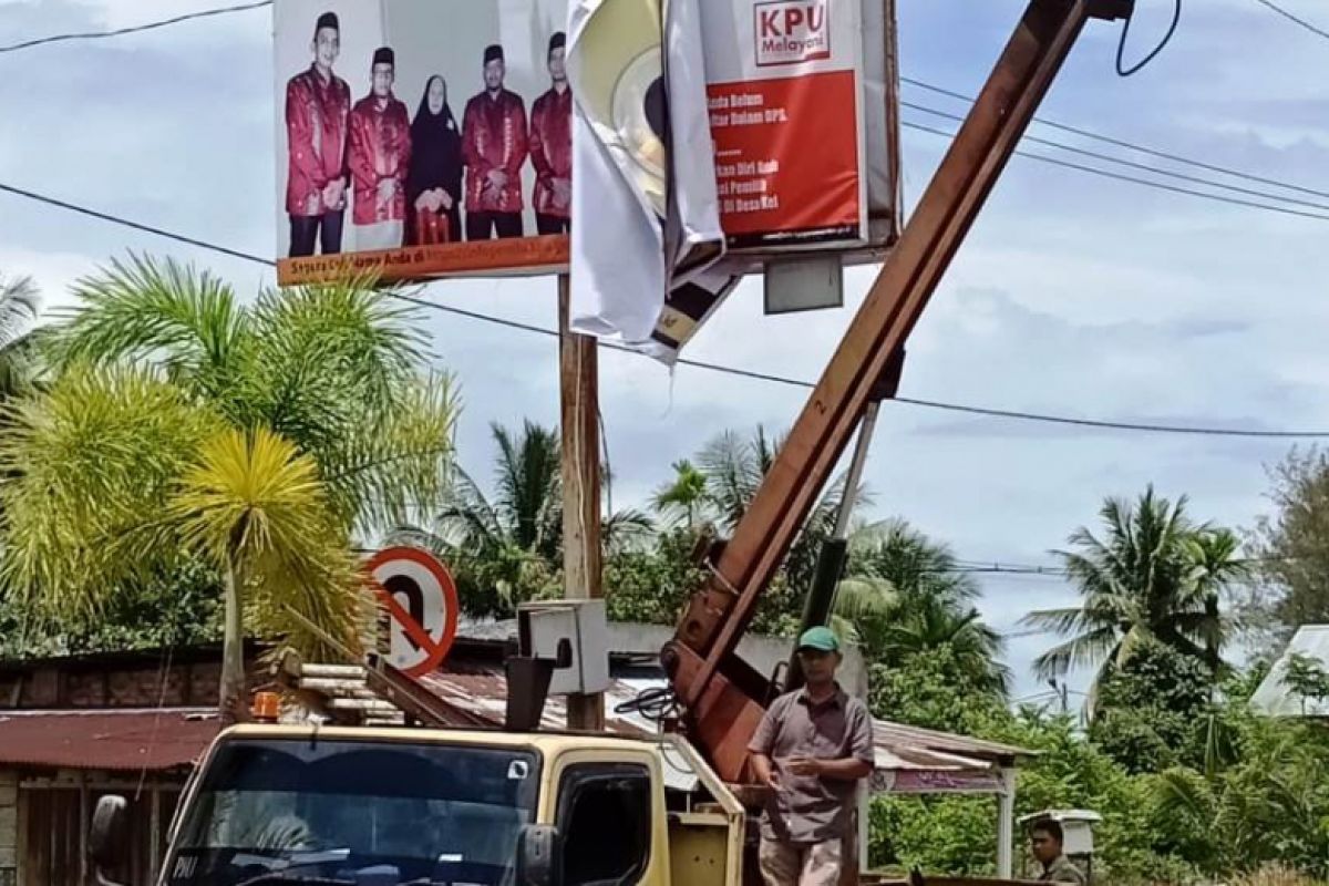 Tim gabungan tertibkan alat sosialisasi peserta Pemilu