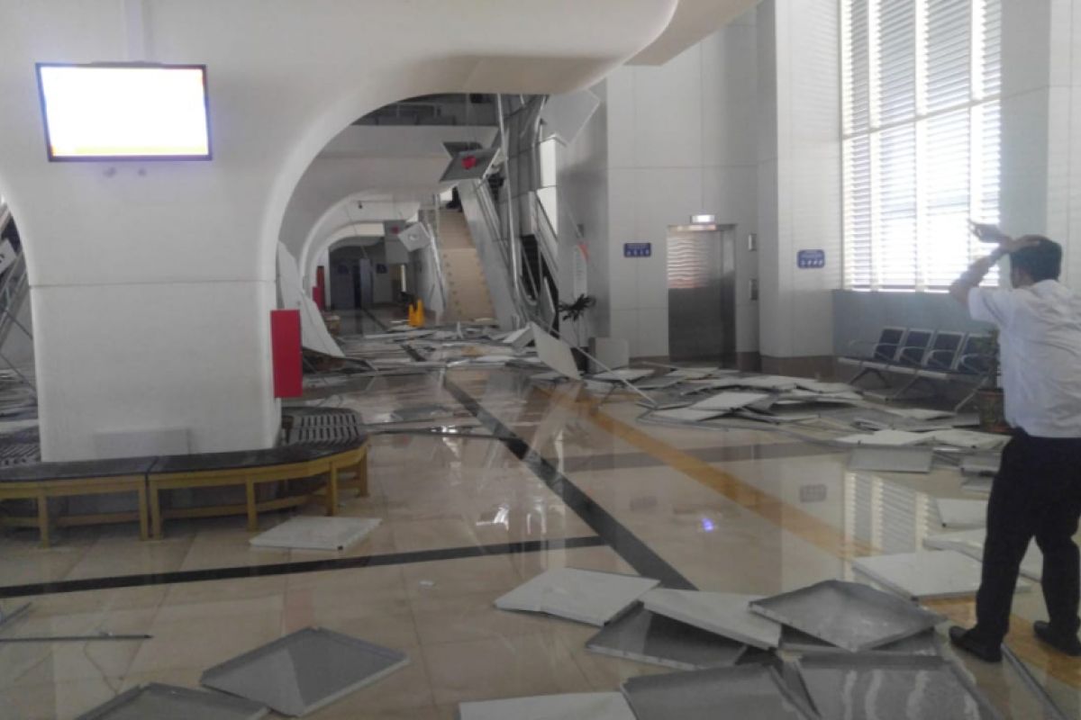 Stasiun LRT DJKA rusak parah akibat angin kencang