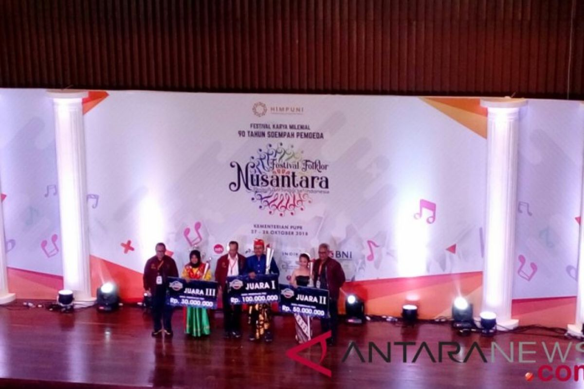 UGM juara Festival Folklor Nusantara raih piala Presiden