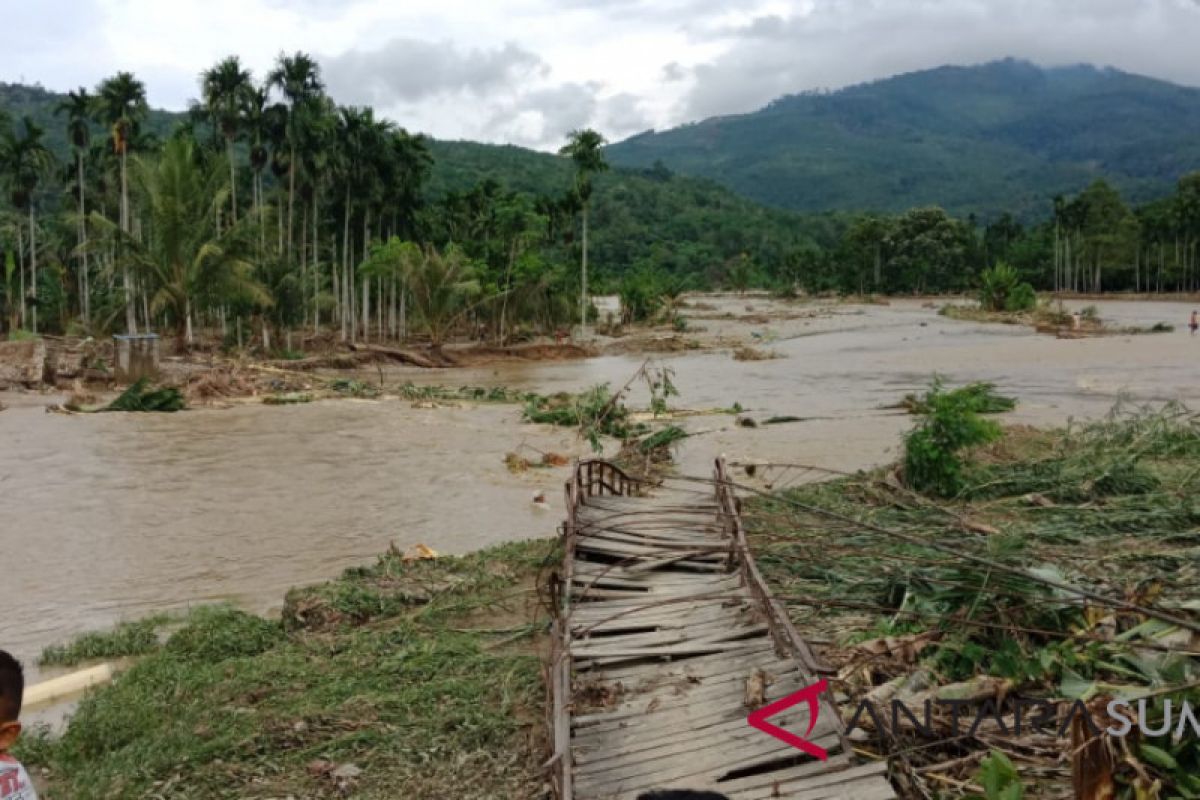 Ratusan KK terisolasi di Pasaman, jembatan putus akibat banjir