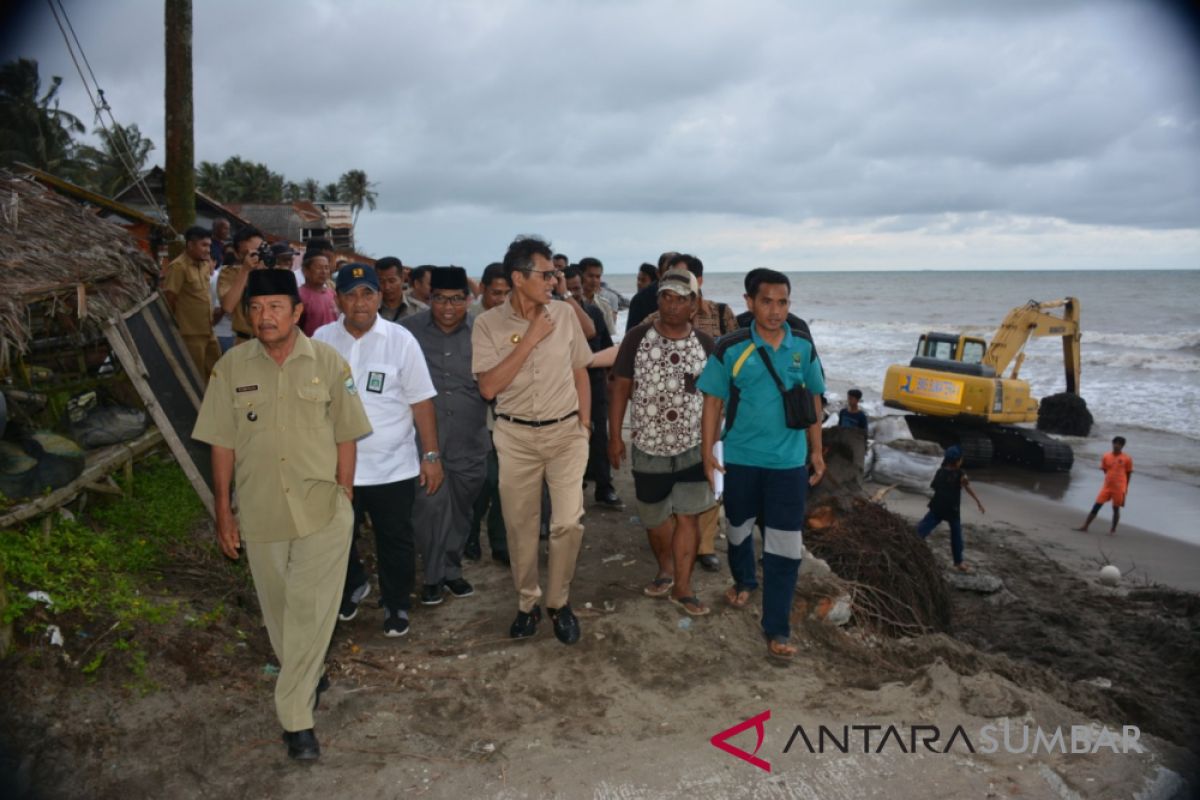 Abrasi pantai Padang Pariaman rusak 24 rumah nelayan, gubernur tinjau ke lapangan