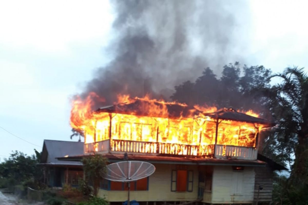 Hari ini, dua rumah warga Pasaman Barat terbakar