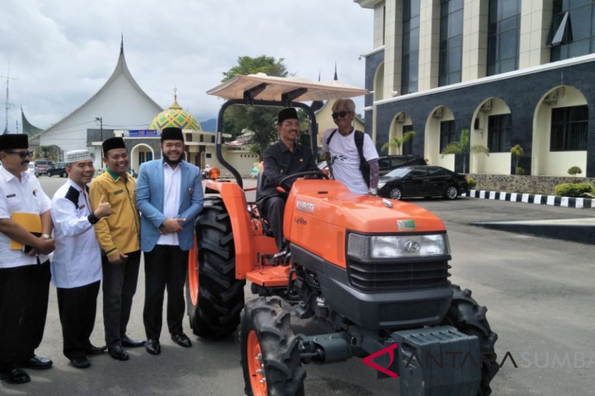 Gempita serahkan satu unit traktor untuk petani