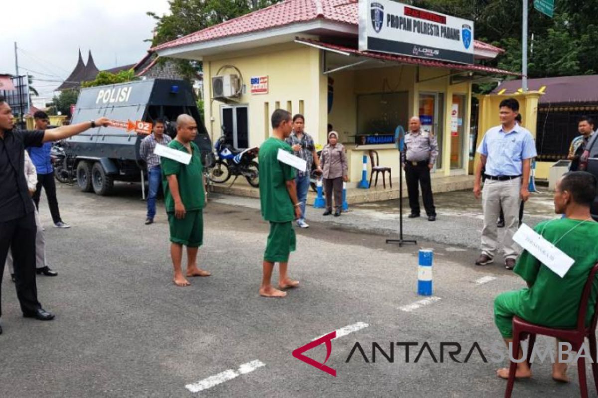 Polisi rekonstruksi kasus pembunuhan di Sawahan Dalam