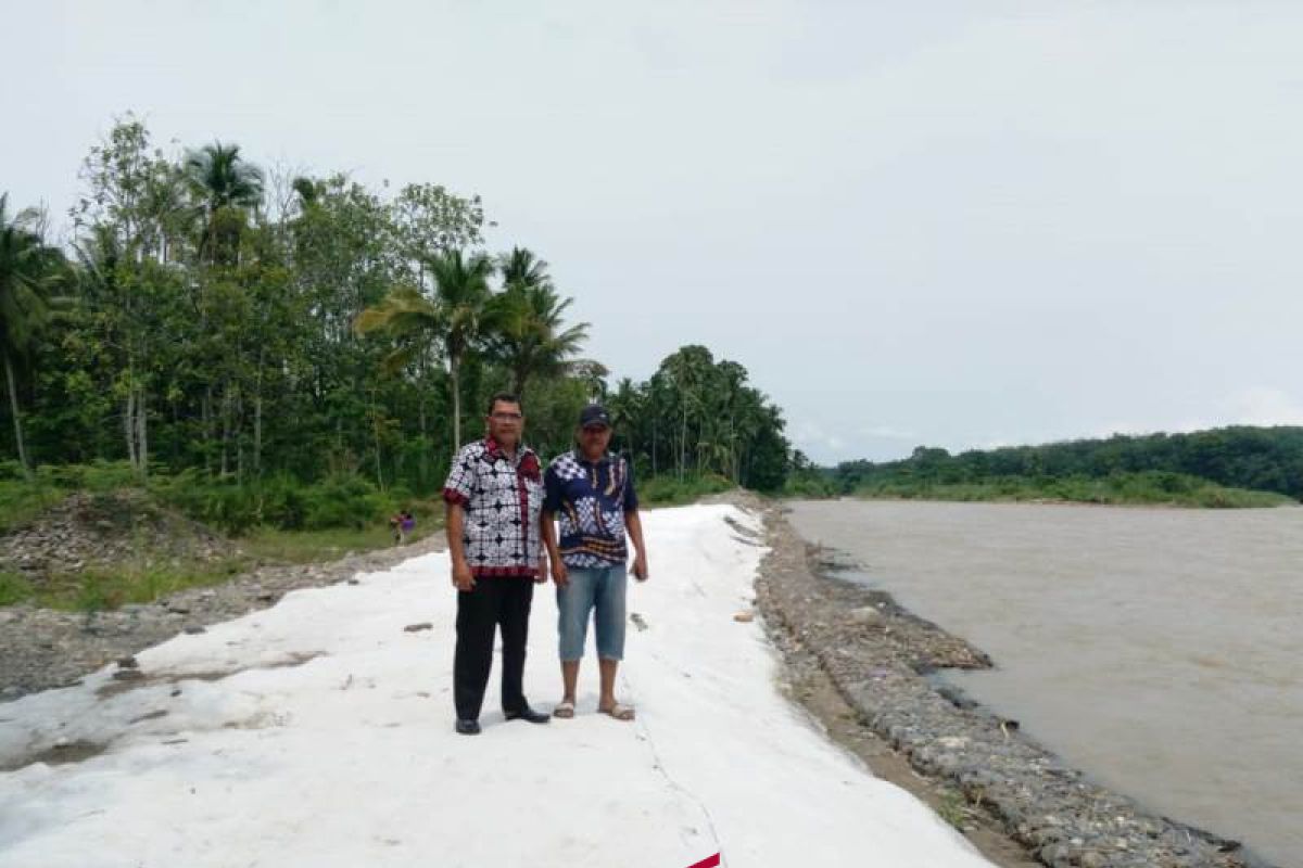 Tanggul pengantisipasi banjir dikerjakan secara gotong royong