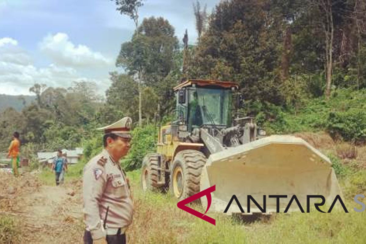 Alat berat PT.NSHE diturunkan bersihkan longsor Batu Jomba