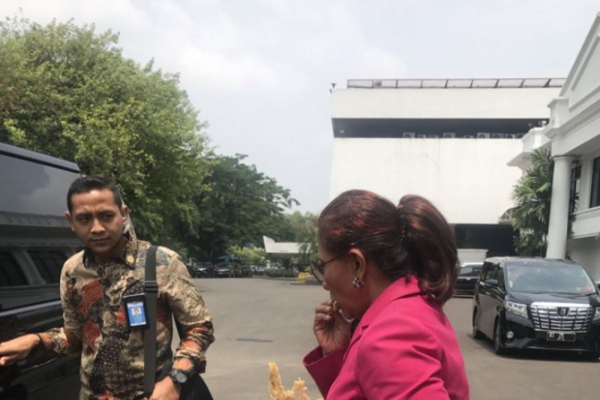 Rapat nyentrik di Istana ala Susi Pudjiastuti