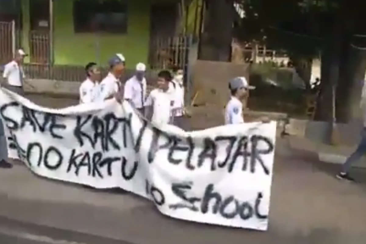 Ratusan pelajar SMA 5 Jambi tuntut air bersih