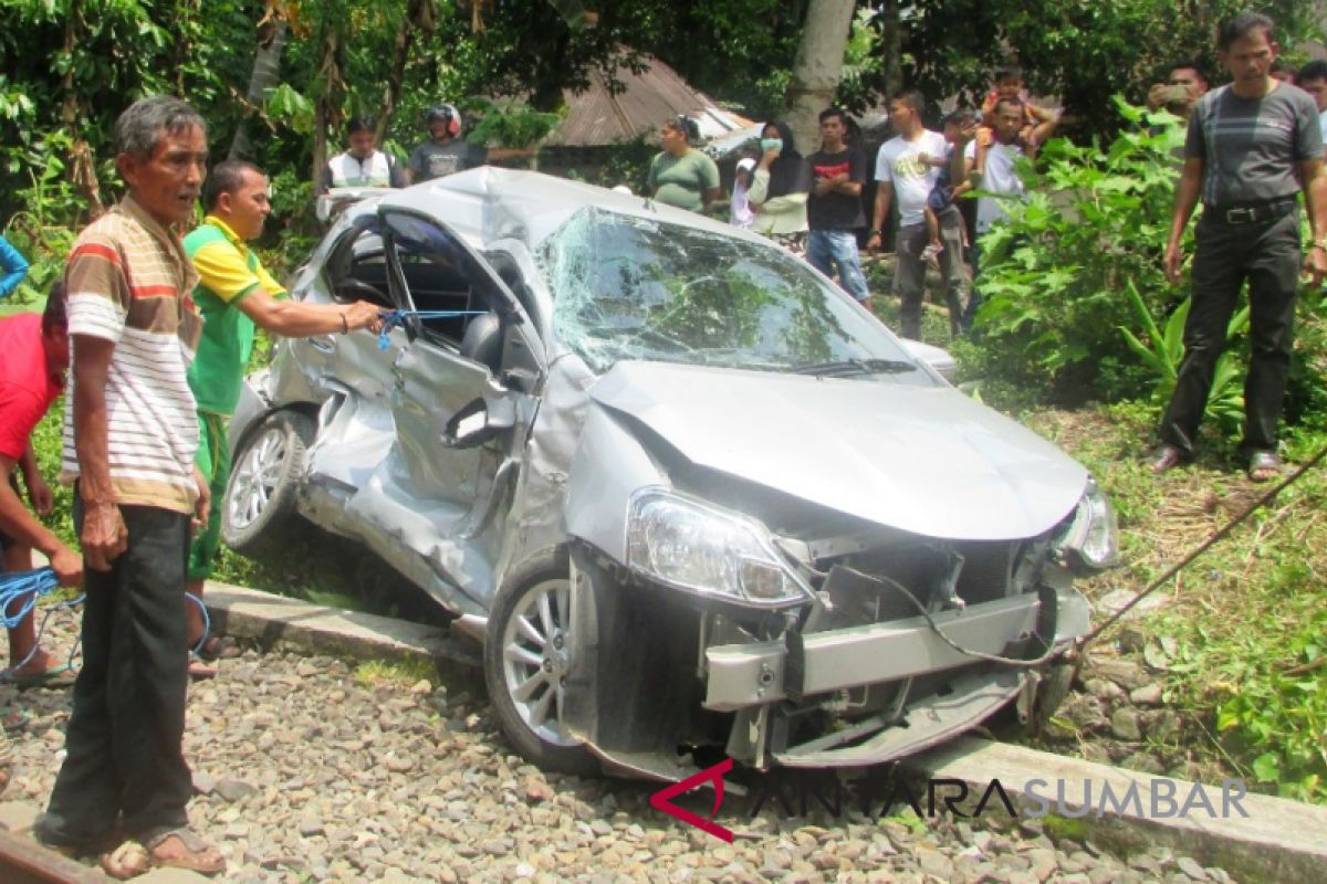 Kereta api tabrak minibus di Padang Pariaman, tak ada korban jiwa