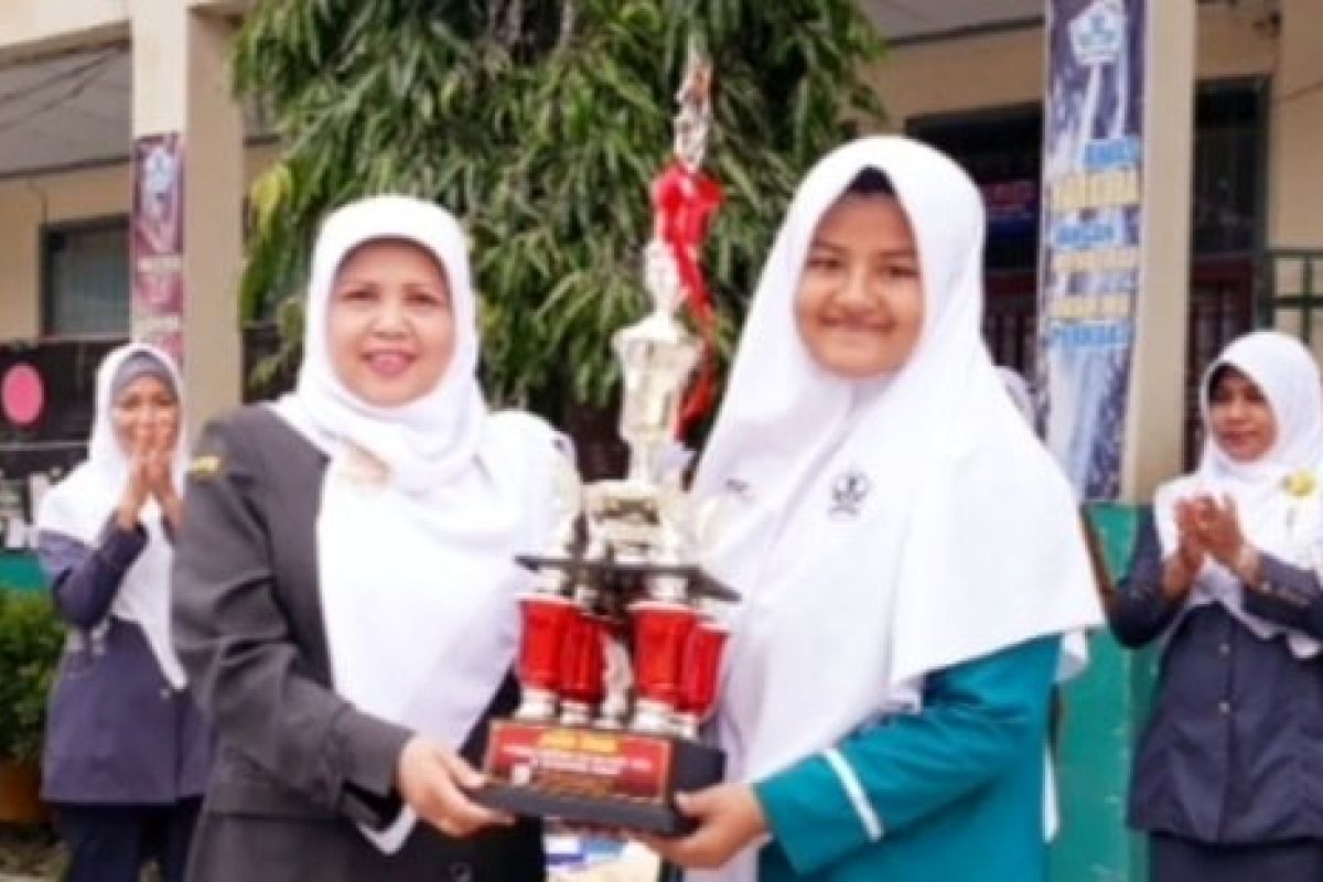 Farren, siswi SPMN 5 Padang Panjang juara lomba tahfiz se-Sumbar
