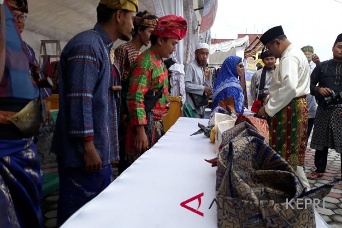 Generasi milenial Batam langsung praktek membuat tanjak