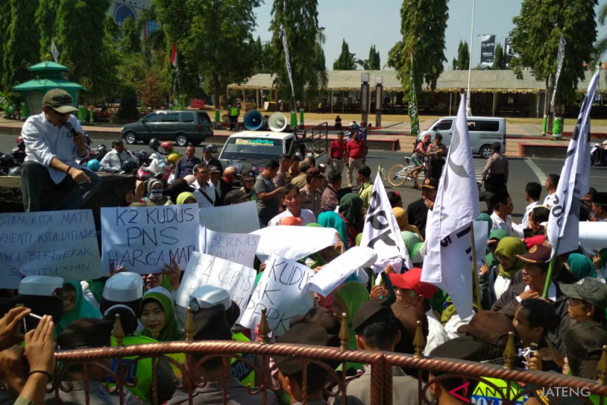 Tenaga honorer di Kudus kembali demo tuntut diangkat PNS (VIDEO)