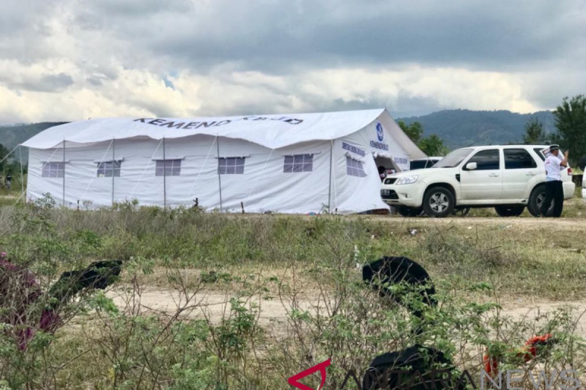 Siswa korban gempa masih belajar di tenda