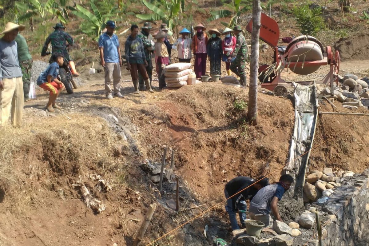 TNI dan warga gotong-royong dalam Pra TMMD