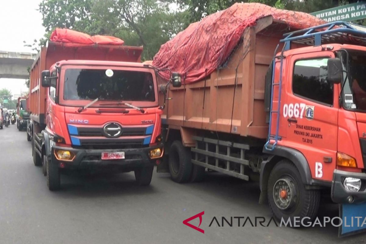 Penyetopan truk sampah peringatan Bekasi kepada DKI