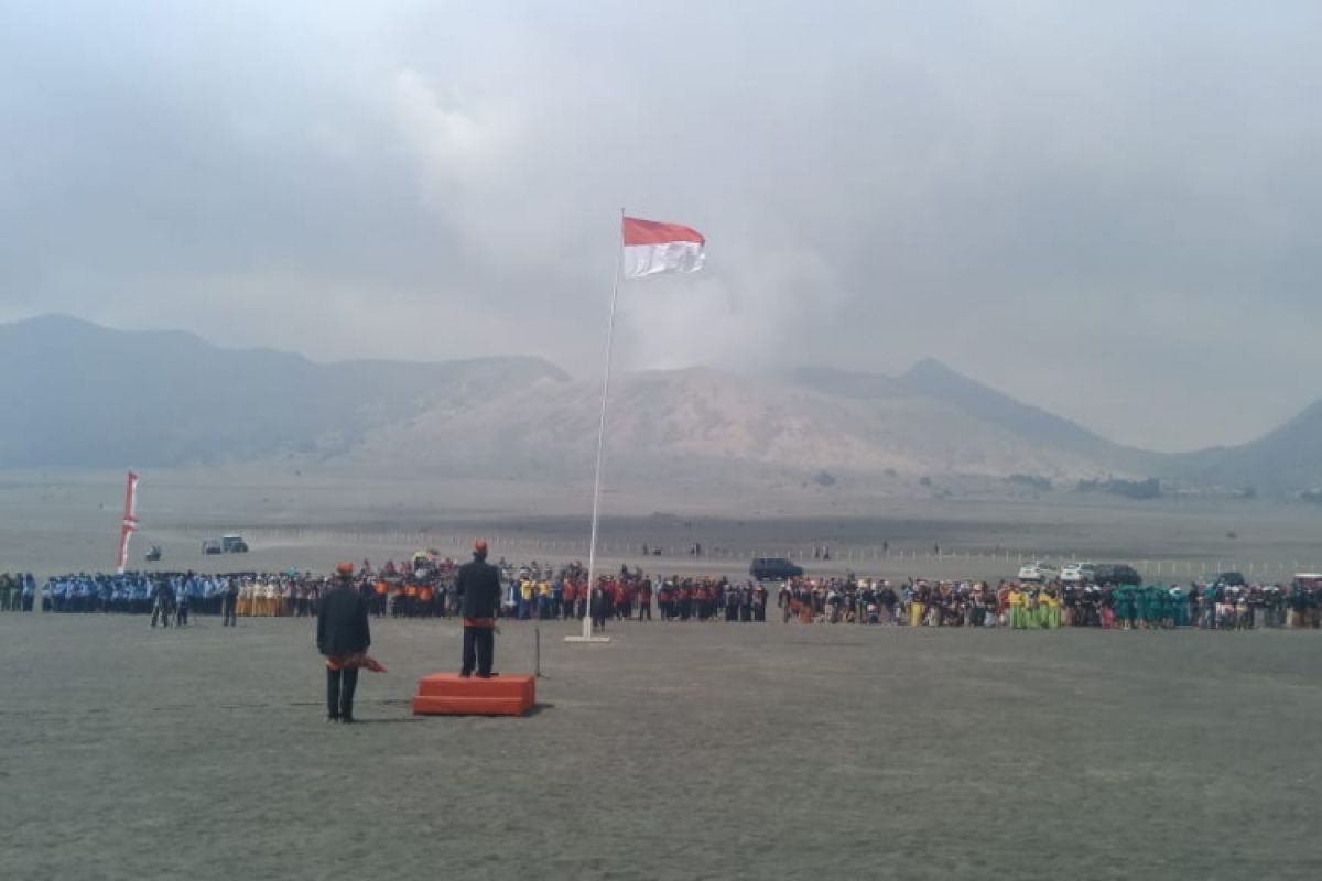 Upacara Sumpah Pemuda di Kaldera Gunung Bromo