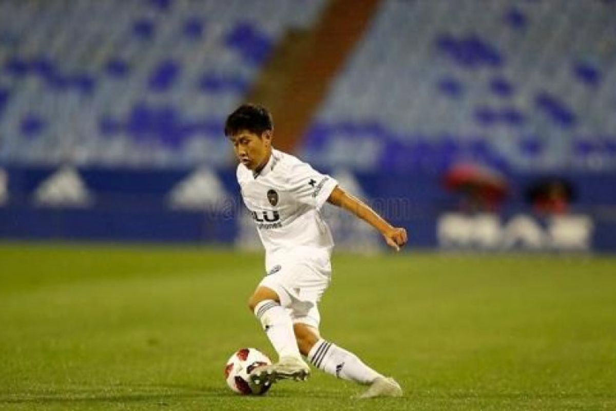 Lee, pemain termuda korsel di Eropa,  memulai debut bersama Valencia
