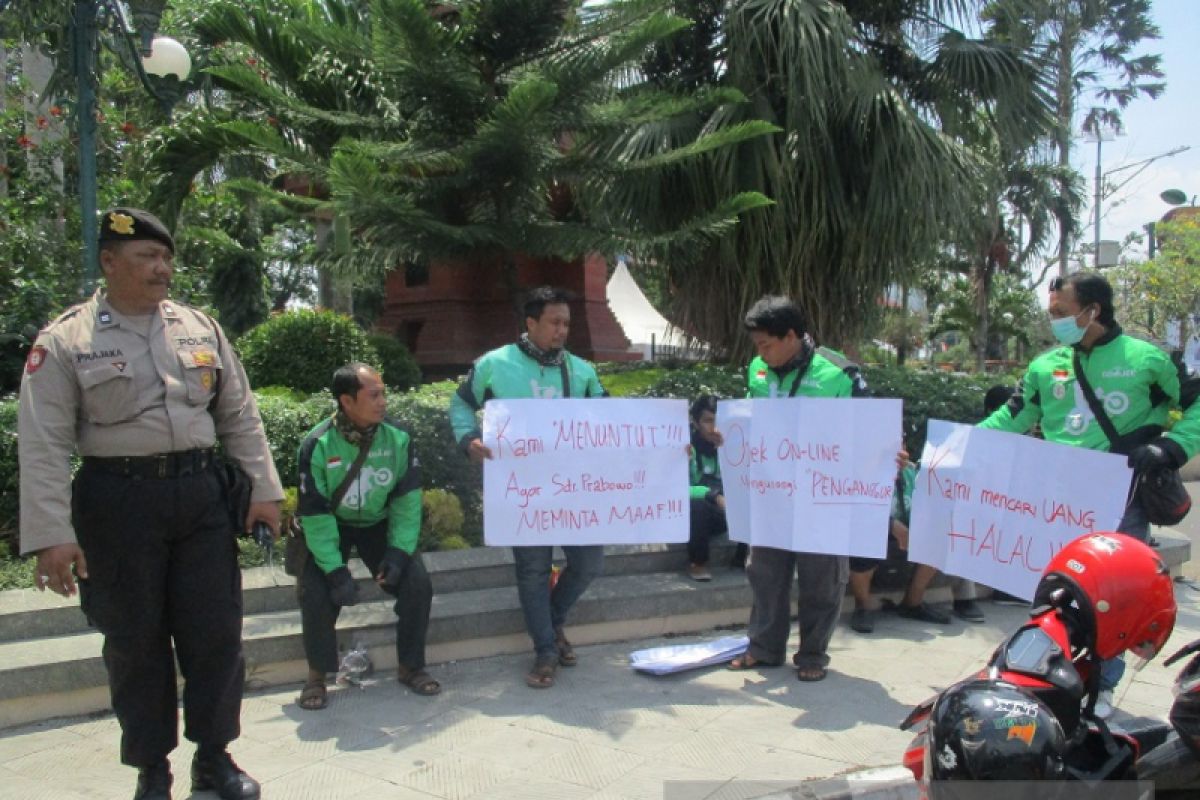 Ojek Daring Kediri Aksi Damai Protes Pernyataan Prabowo