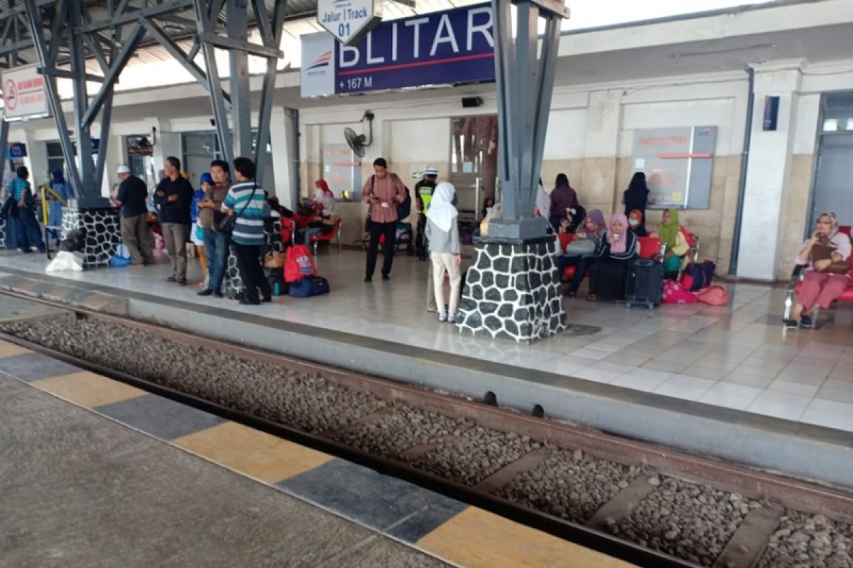 Imbas listrik padam, dua kereta api datang terlambat di Stasiun Blitar