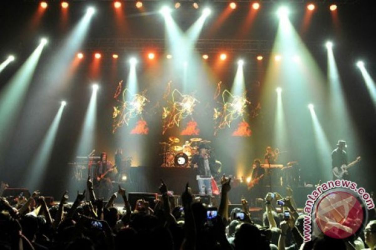 Guns N' Roses memukau ribuan penonton konsernya