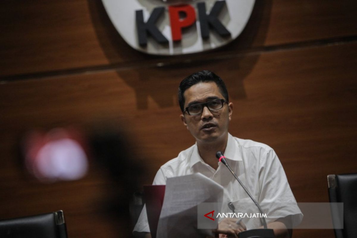 KPK Bawa 12 Anggota DPRD Kota Malang ke Surabaya Gunakan KA