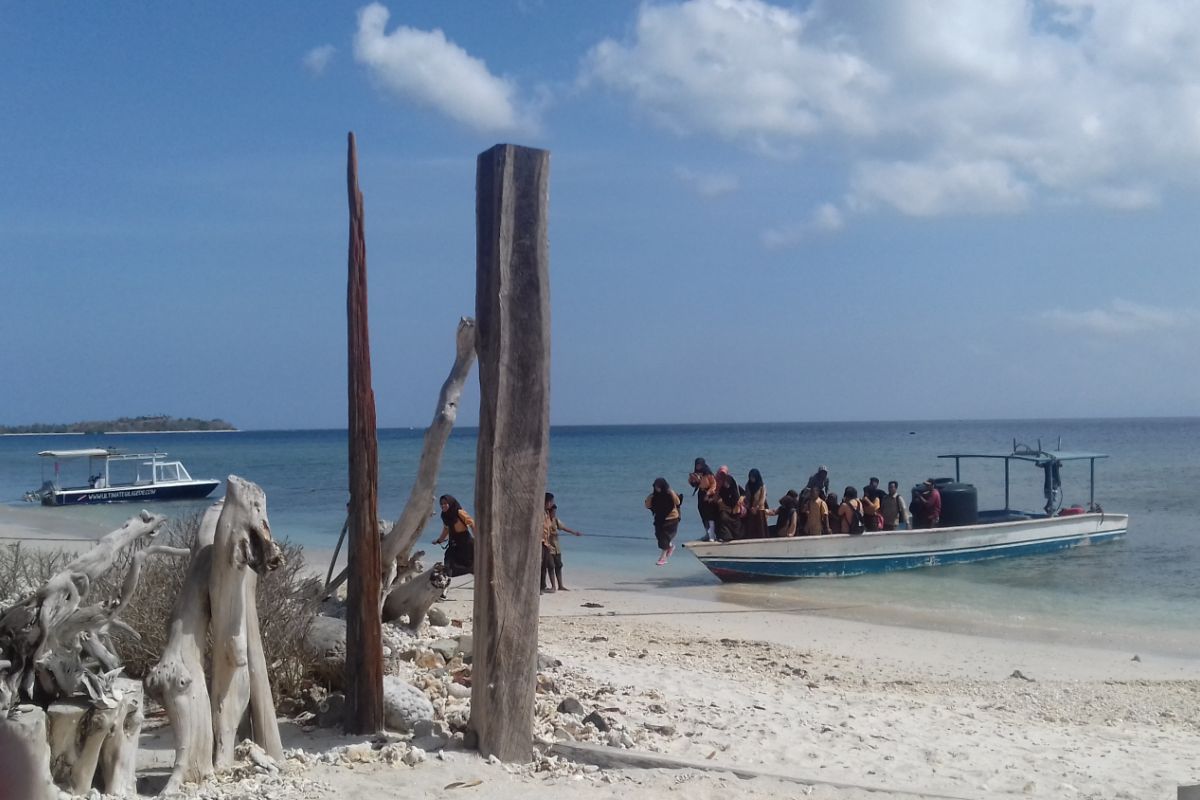 Puluhan santri belajar pariwisata di Gili Gede