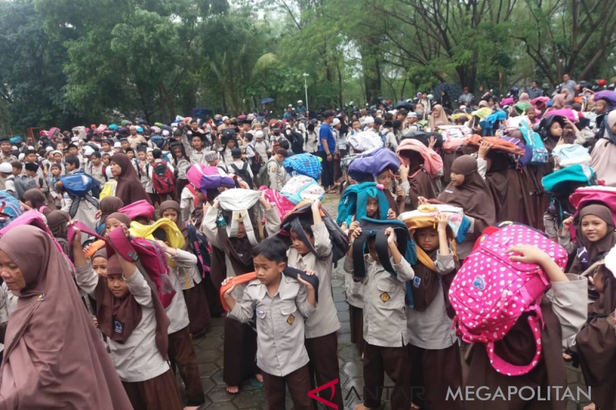 Ratusan murid Al-Hidayah Bekasi berhamburan akibat gempa