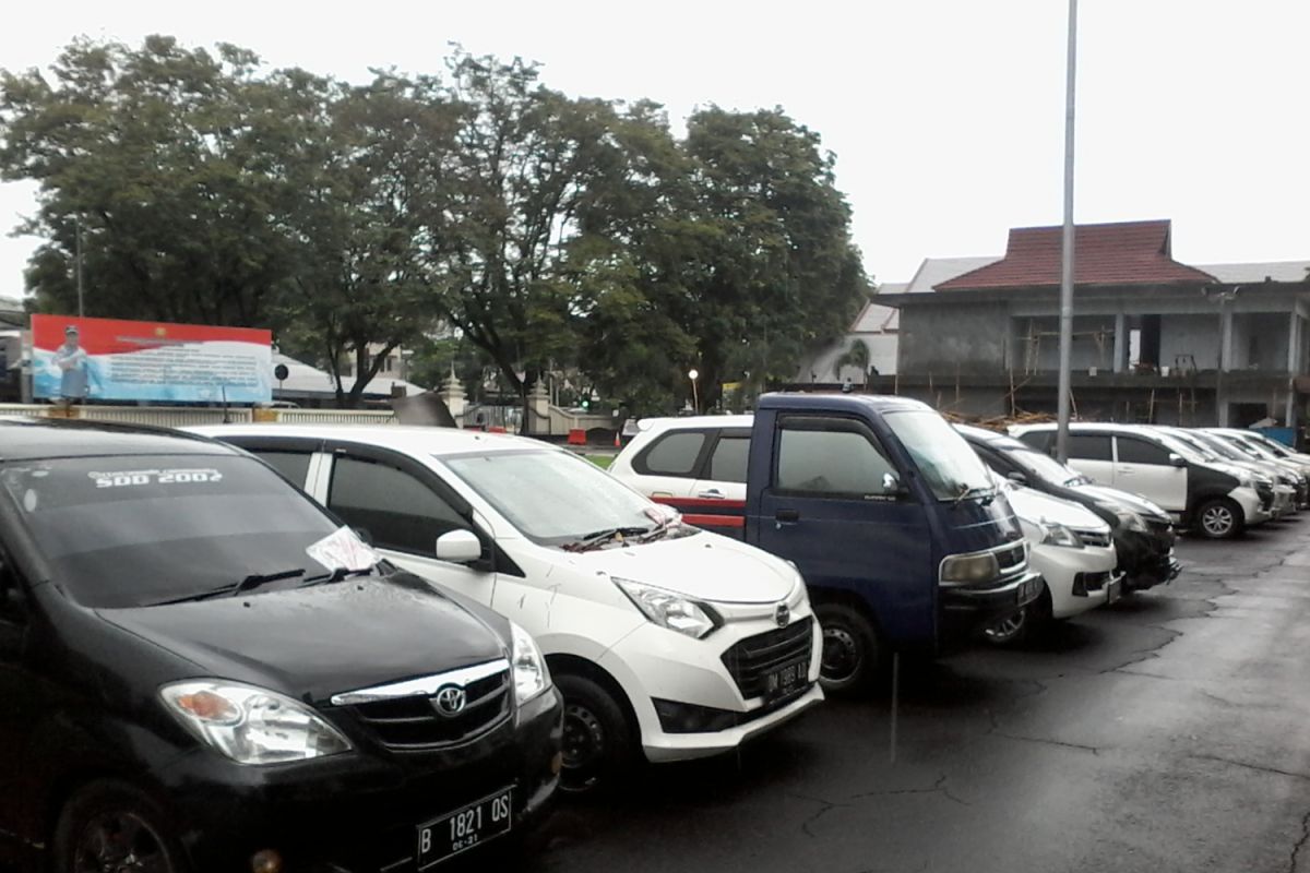 Mobil terparkir di Masjid Agung Praya raib dicuri