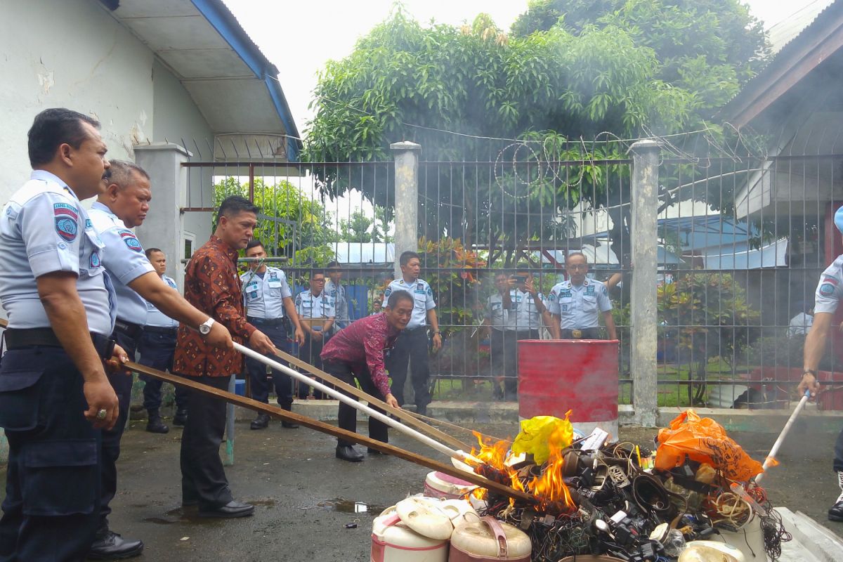 Ratusan barang sitaan dari narapidana Lapas Muara Padang dimusnahkan