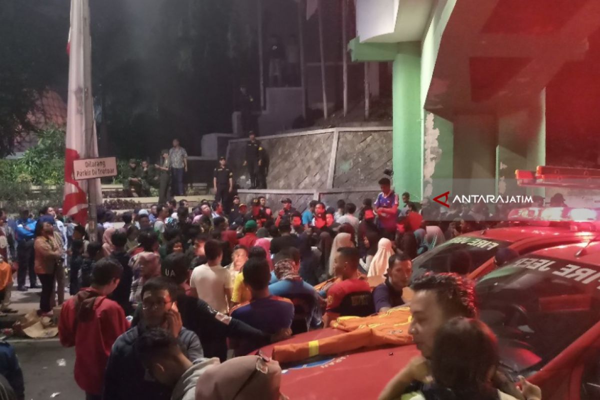 Polisi Olah TKP Jatuhnya Penonton Drama Kolosal di Surabaya