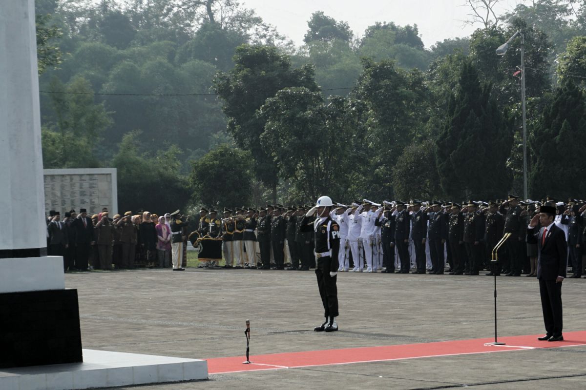 Jokowi peringati Hari Pahlawan di TMPN Cikutra