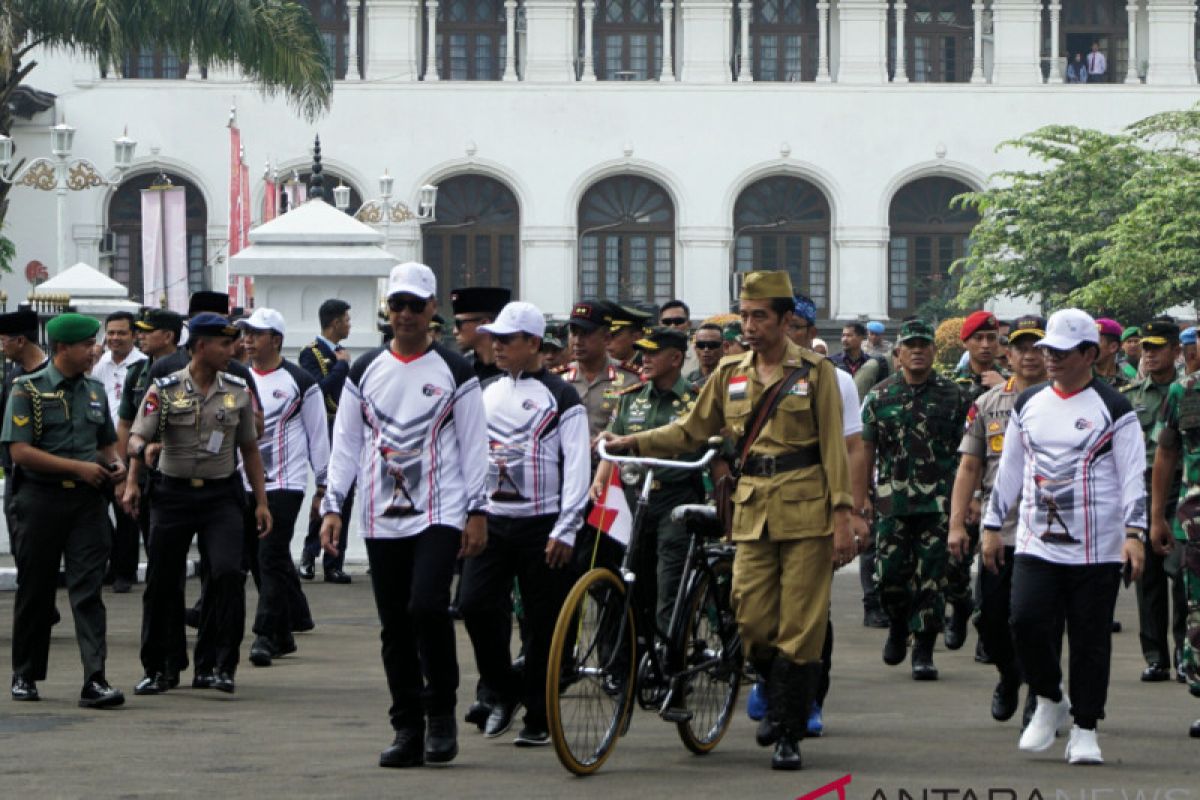 Presiden berdandan ala pejuang kemerdekaan saat "gowes" sepeda