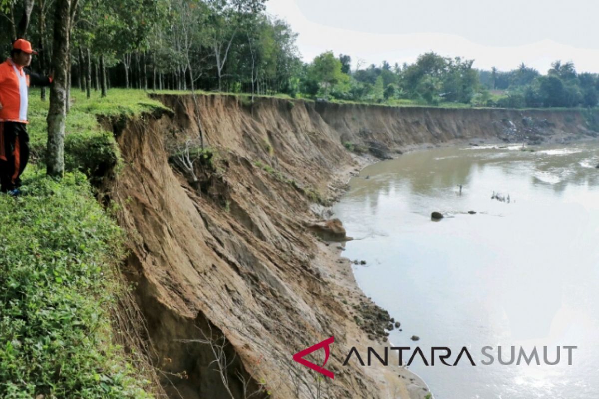 Longsoran pinggiran sungai ancam rumah warga