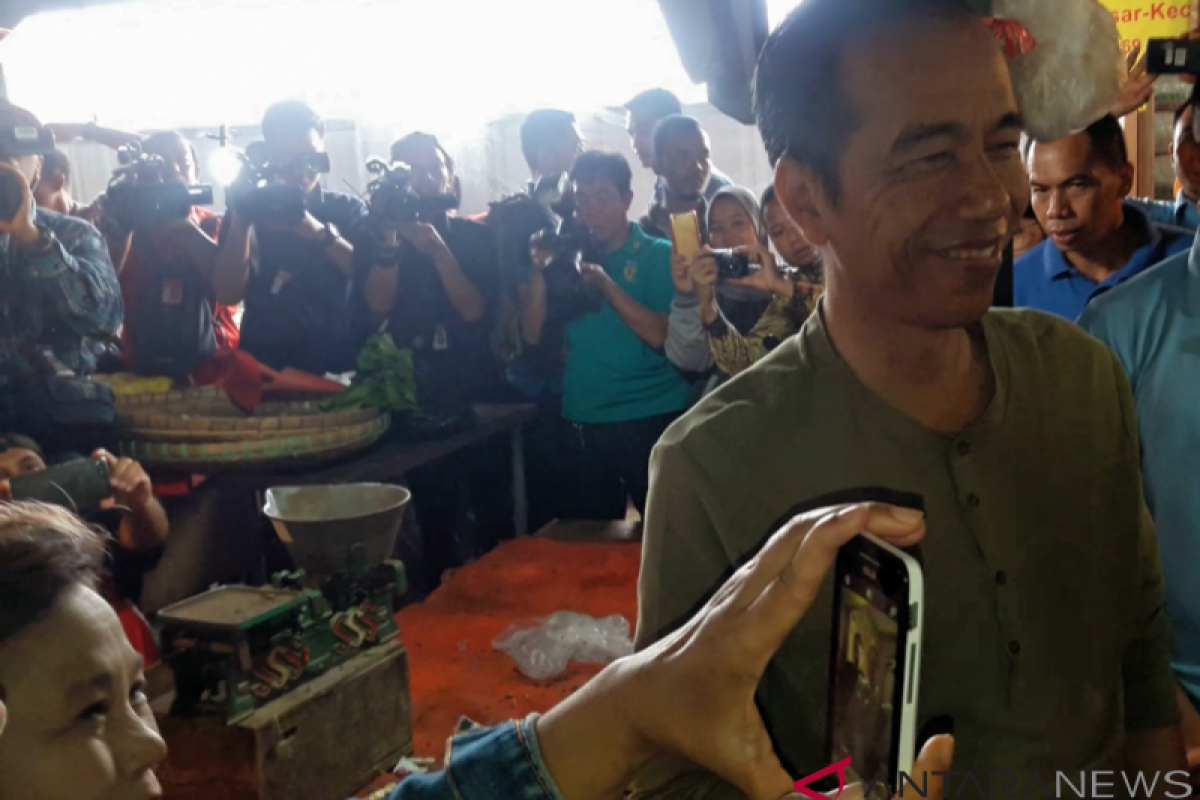 Jokowi visits Bandung`s Cihaurgeulis traditional market