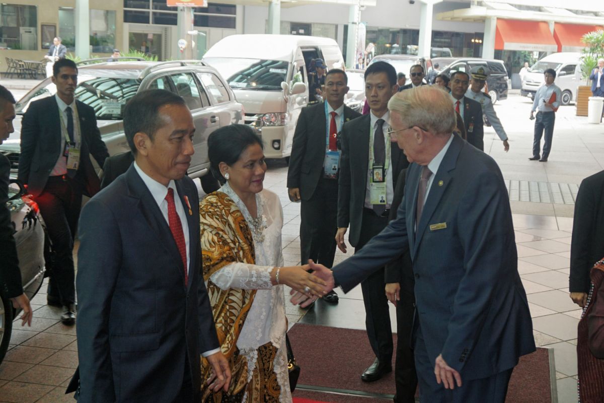 President  Jokowi  arrives in Singapire for ASEAN Summit