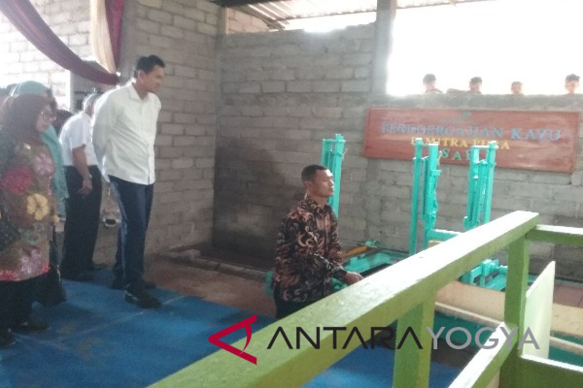 AP I beri bantuan gergaji perajin kayu Bobung