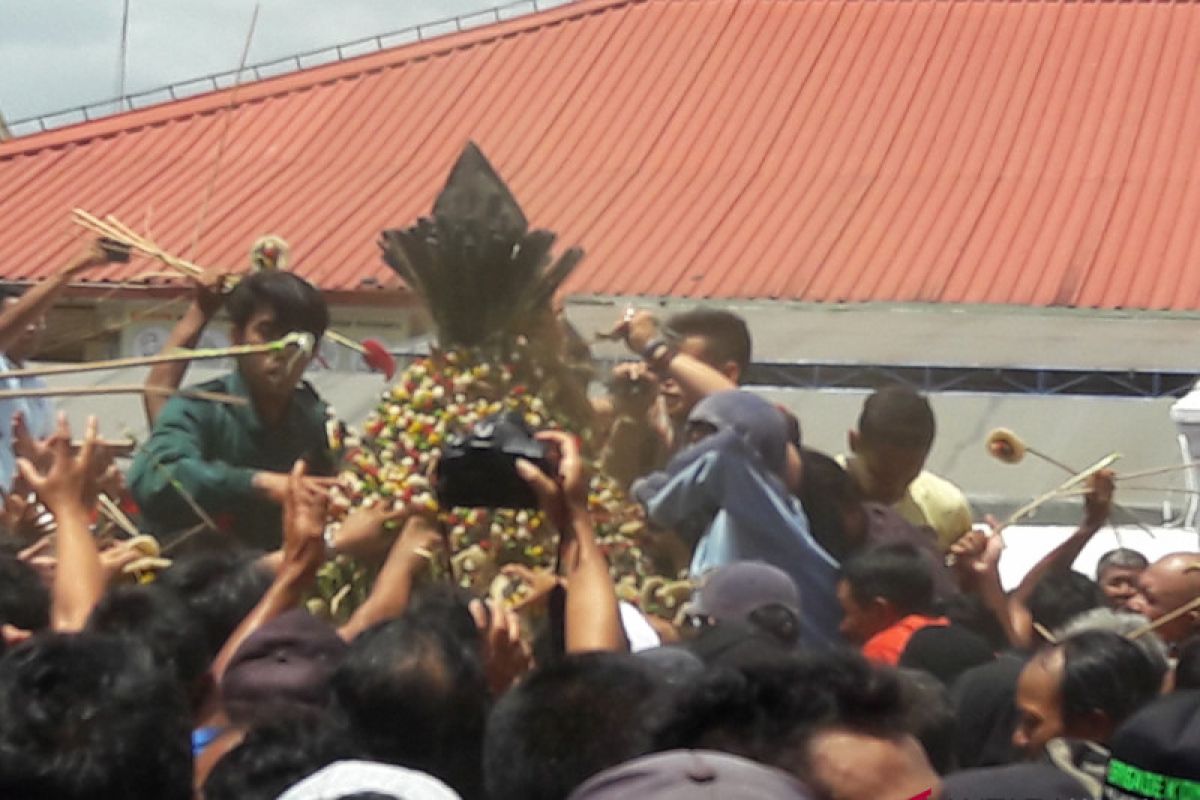 Ribuan warga berebut Gunungan Grebeg Maulid Yogyakarta