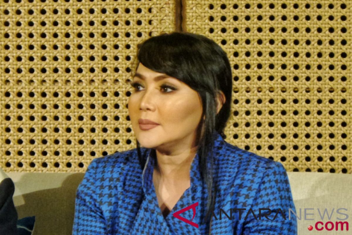 Dewi Gita menangis komentari perceraian Gisel-Gading