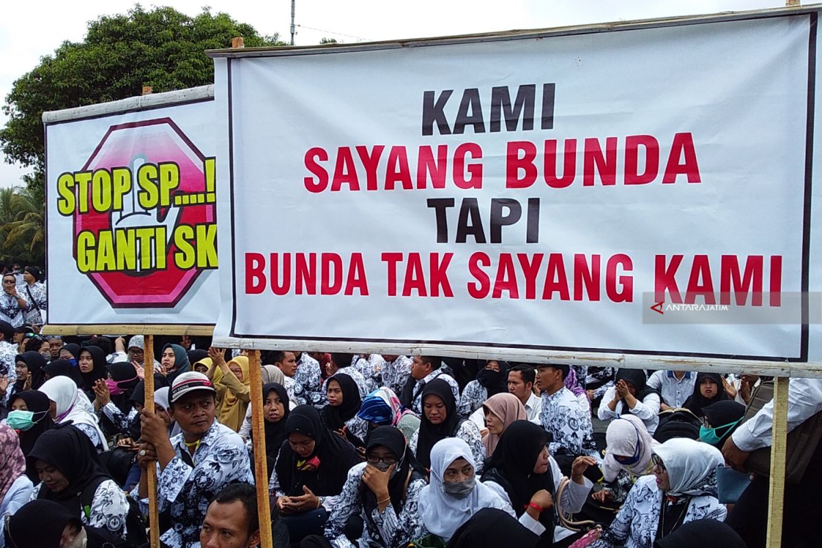 Ribuan GTT-PTT Jember Demo Tuntut Kesejahteraan dan Keadilan (Video)