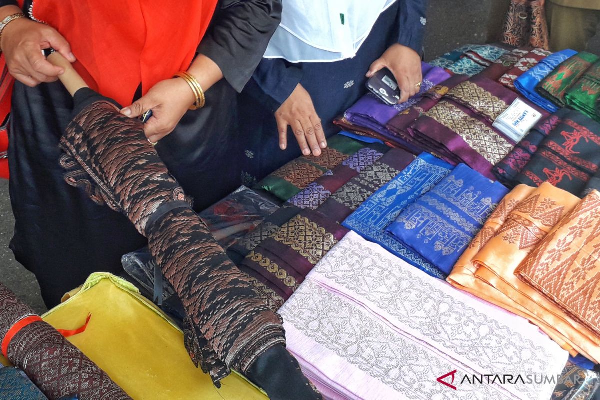 Setiap bulan ada 200 helai songket Unggan yang diproduksi