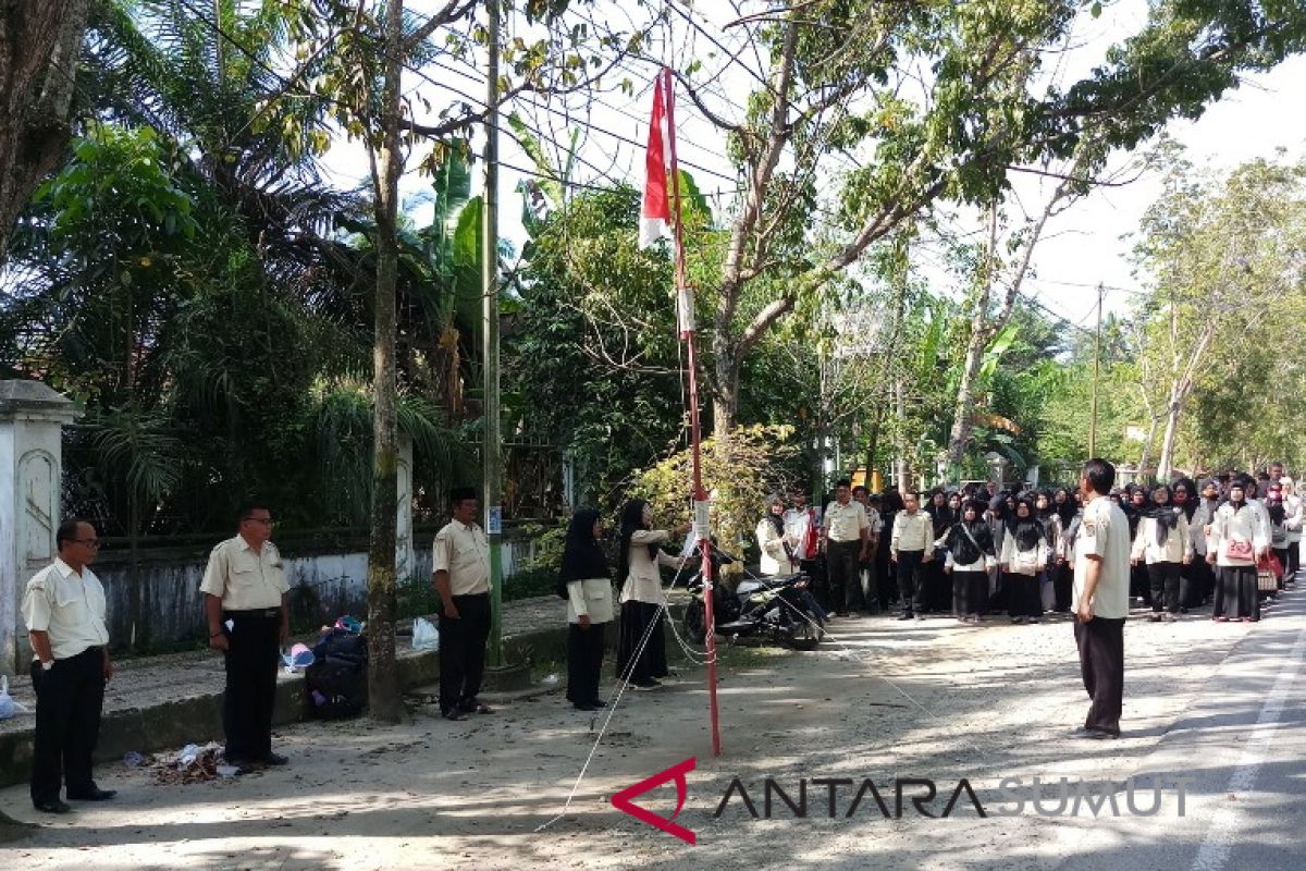 Upacara peringatan hari guru di jalan raya