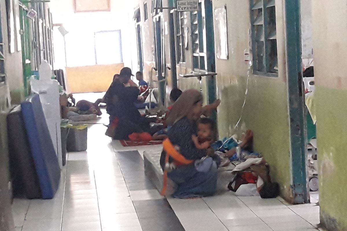Pasien RS Tanjung Terpaksa Tidur Di Lorong