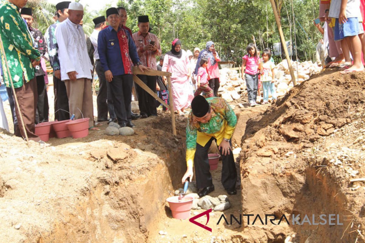 Bupati HSS letakkan batu pertama pembangunan Mesjid Al Ettihad Loksado