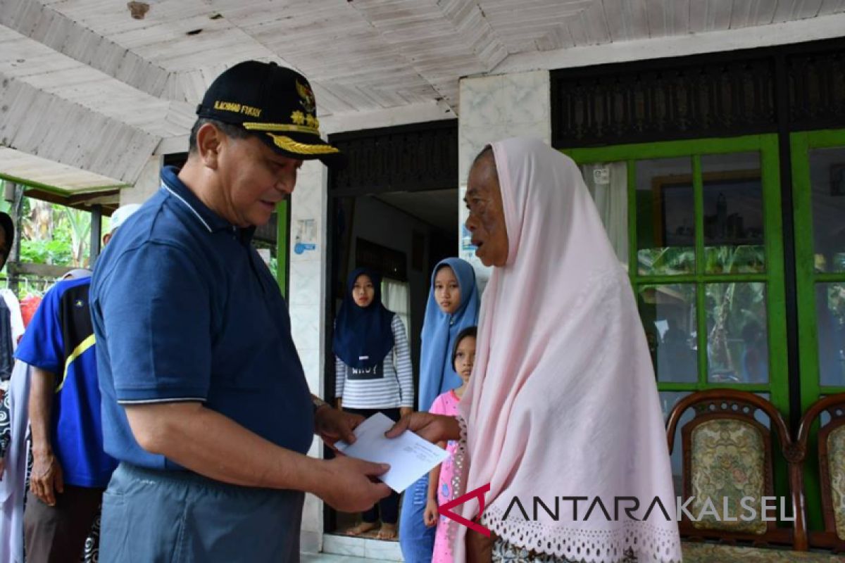 Bupati HSS serahkan bantuan untuk korban kebakaran Mandala