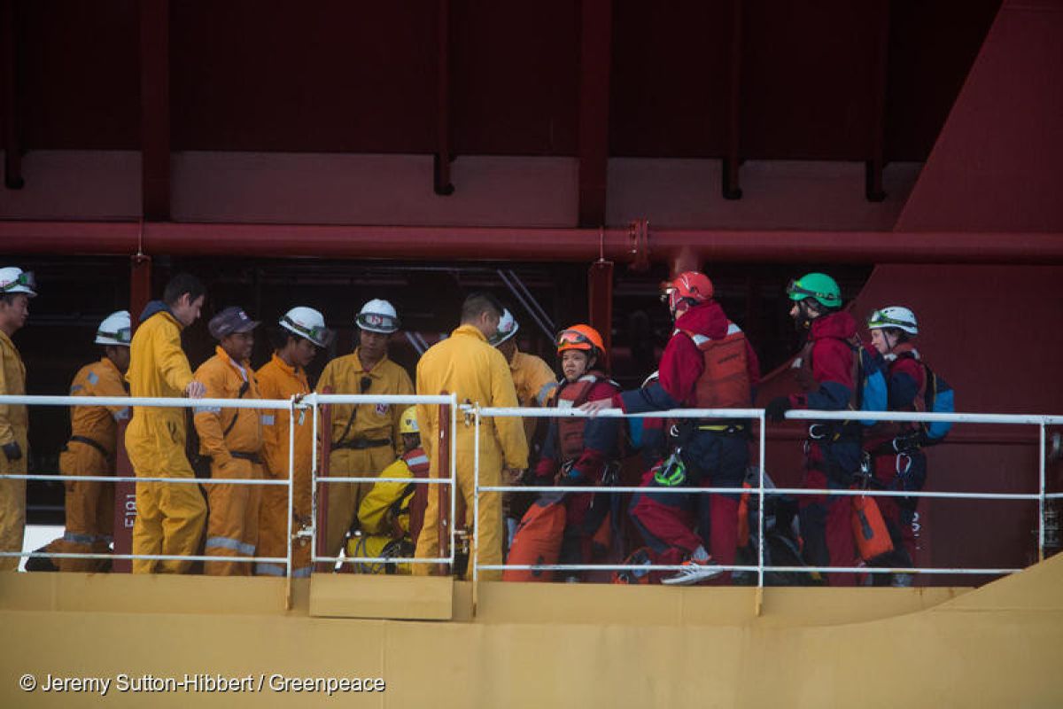 Aktivis Greenpeace ditahan saat duduki kapal pengangkut minyak sawit