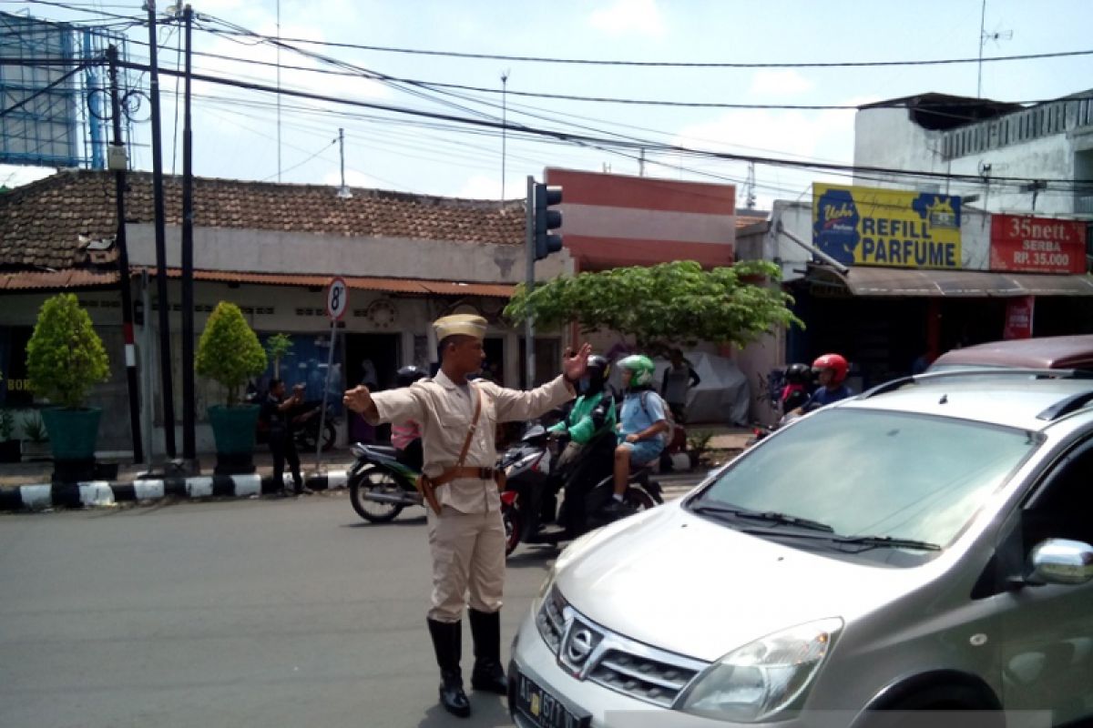 Atur Lalu Lintas, Polisi Kediri Mengenakan Pakaian Pejuang (Video)