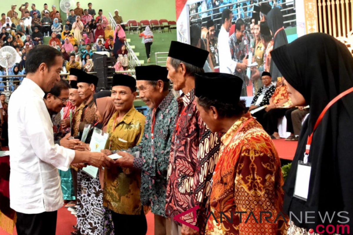 Jokowi bagikan 1.300 sertifikat tanah