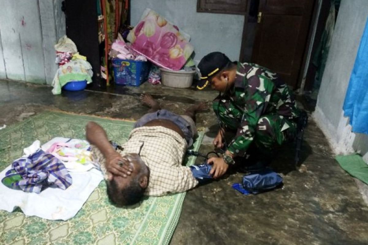 Yonif 725/WRG gelar pelayanan kesehatan dari rumah ke rumah